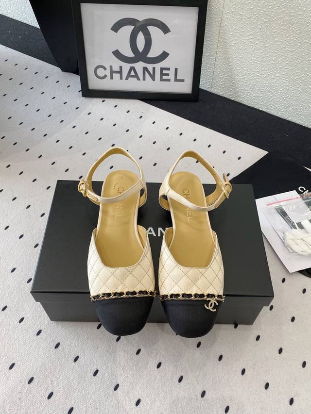 Chanel新款平底凉鞋 高版本出货 这系列美得让人爱不释手 上脚显得很时髦 进口羊皮鞋面 羊皮内里垫脚 原版真皮大底 Size: 35-39 40 41订做