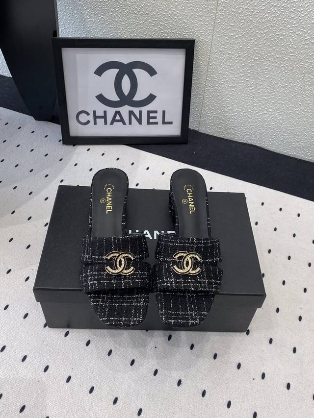 Chanel新款春夏休闲拖鞋 高版本出货 众多明星网红上脚 国内外博主刷爆的一个百搭系列 春夏衣橱搭配必备 进口真丝 布鞋面 进口羊皮垫脚 原版意大利真皮底 S