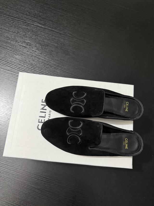 p： Celin* 新品 质感拉满 法式腔调出圈 简约设计暗藏巧思 标志性的刺绣Logo 不经意间彰显品牌格调 一脚蹬的便捷 适配各种场合 轻松演绎法式慵懒与优