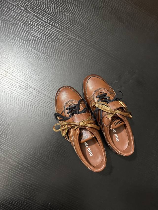 净面： 皮扣： Miu Mi* 春夏新品 以经典复古鞋型为蓝本 质感皮革勾勒流畅线条 复古轮廓金属扣与鞋带设计巧妙融合 打破常规 为整体注入不羁灵魂 每一步都踏