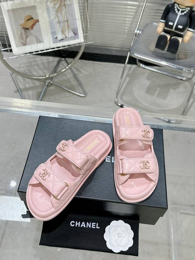 Chanel 春夏经典款！ 沙滩鞋全网爆爆爆，上脚依然让我心甘情愿剁手入，购入手才会知道它的时髦，人气爆款必须得有它排名，四季搭配都无敌了，各种博主、网红范搭配