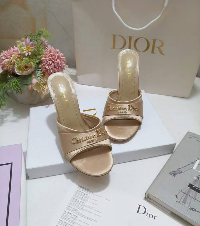 出厂价Pp皮底 ，橡胶260 Sun 凉鞋春季季成衣系列的新款单品，来自 Dioriviera 限定系列，兼具高订风格和休闲气质。不对称白色牛皮革鞋面搭配可调节