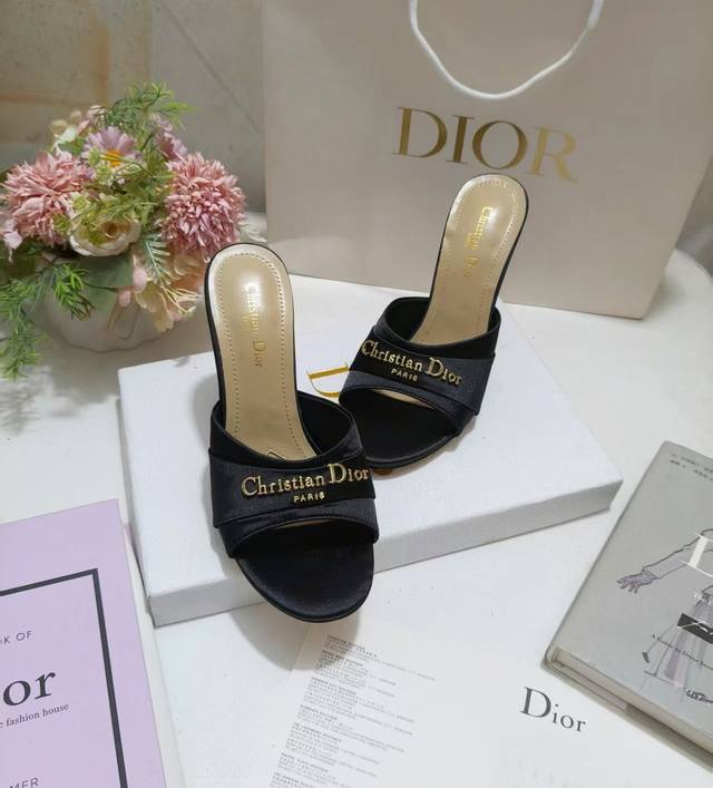 出厂价Pp皮底 ，橡胶 Sun 凉鞋春季季成衣系列的新款单品，来自 Dioriviera 限定系列，兼具高订风格和休闲气质。不对称白色牛皮革鞋面搭配可调节的扣带
