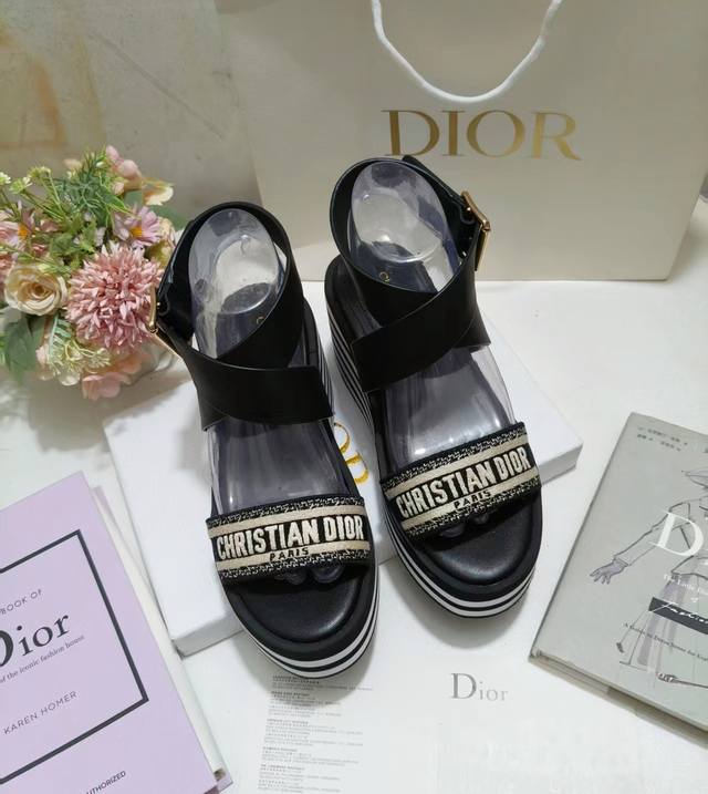 出厂价P 玛丽亚 嘉茜娅 蔻丽 Maria Grazia Chiuri 推出精致高雅的 Dior Gem 带跟凉鞋。采用银色调棉质面料精心制作，饰以金属光泽线刺