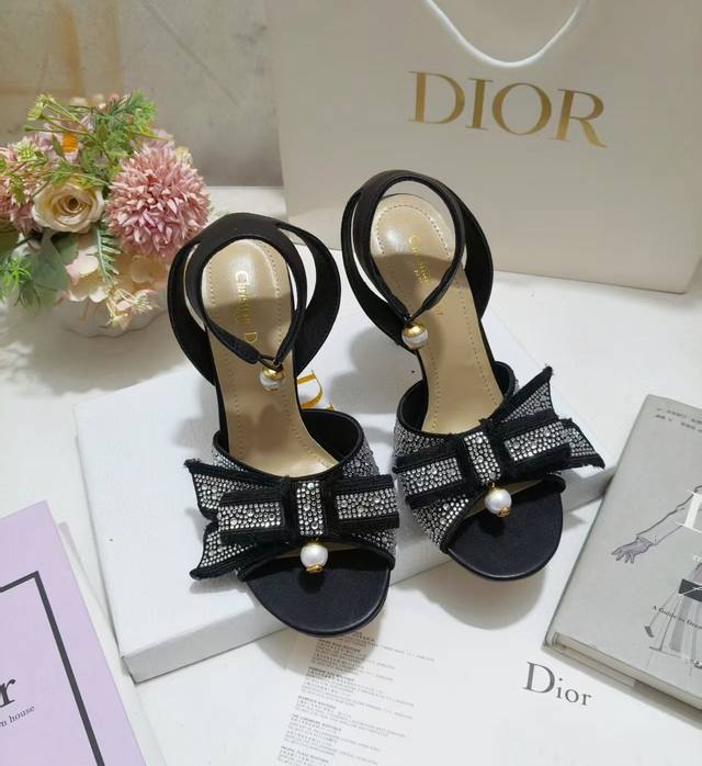 出厂价Pp皮底 ，橡胶320 玛丽亚 嘉茜娅 蔻丽 Maria Grazia Chiuri 推出精致高雅的 Dior Gem 带跟凉鞋。采用银色调棉质面料精心制