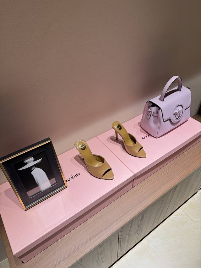 Saint Lauren*Ysl圣罗兰 25Ss新品高跟拖鞋 鞋面采用进口小牛漆皮 内里踮脚混种羊皮 意大利进口真皮大底 Size：35-39 40定制