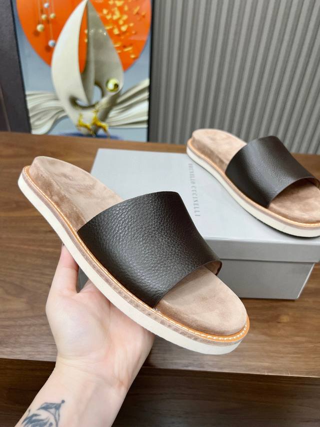 Brunellocucinelli 。B C情侣款 面料：进口牛皮。里料：进口牛绒，上脚美观大方，百分百原版开发。原版包装， 男装码数39 46。39，45，4
