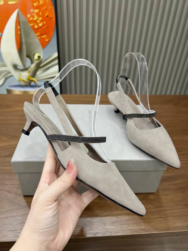 Brunellocucinelli 。时尚高跟凉鞋上新款了。 面料：进口羊绒。内里牛皮，纯铜珠链，上脚美观大方，百分百原版开发。原版包装， 码数35 －42。3
