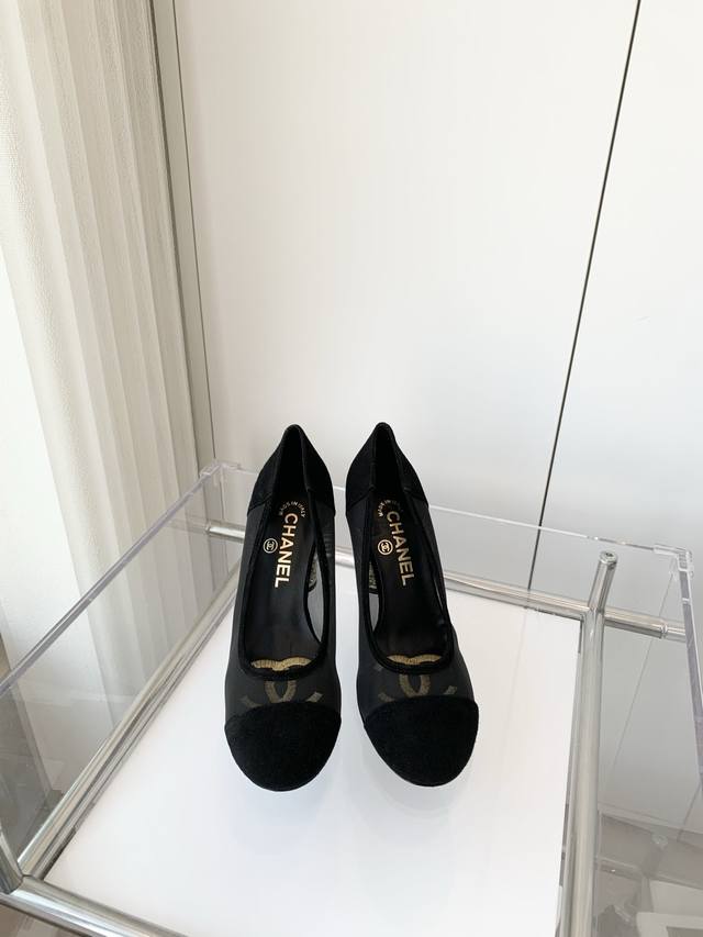 小香2025春季新品 ～～～小香高跟凉鞋！同原版1：1复制！非市场普通版本。 面料：麂皮Or织物 内里：羊皮 跟高：8.5Cm 码数：35-39 40定做不退换