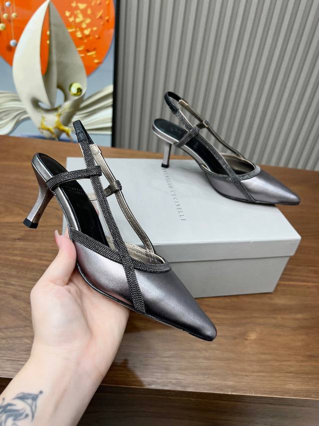 Brunellocucinelli 。B C时尚高跟鞋上新款了。 面料：进口牛绒。内里牛皮，原版扣，纯铜珠链，上脚美观大方，百分百原版开发。原版包装， 码数，3