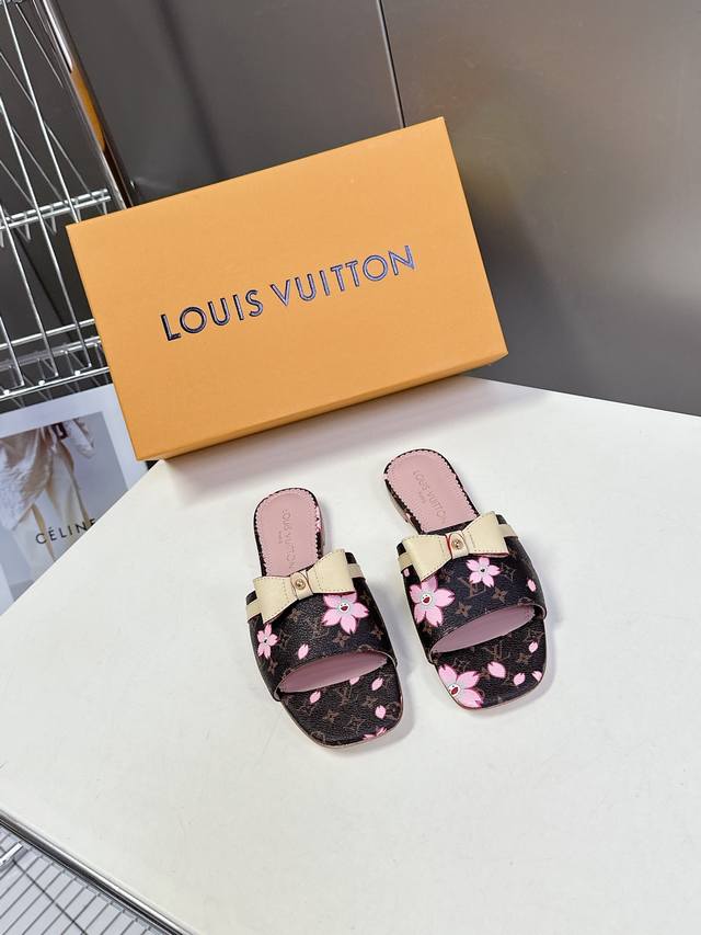 Louis Vuitton 路易威登春夏蝴蝶结时装拖鞋 春夏秀场出镜率最高的一款单品 超多名模上脚 简约大方非常百搭 鞋面采用原版牛皮； 全皮包裸纯手工缝纫鞋面