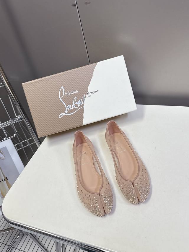 真皮大底20 Cl 红底鞋X Maison Margiela 分趾联名款平底单鞋 Maison Margiela 与 Christian Louboutin 推