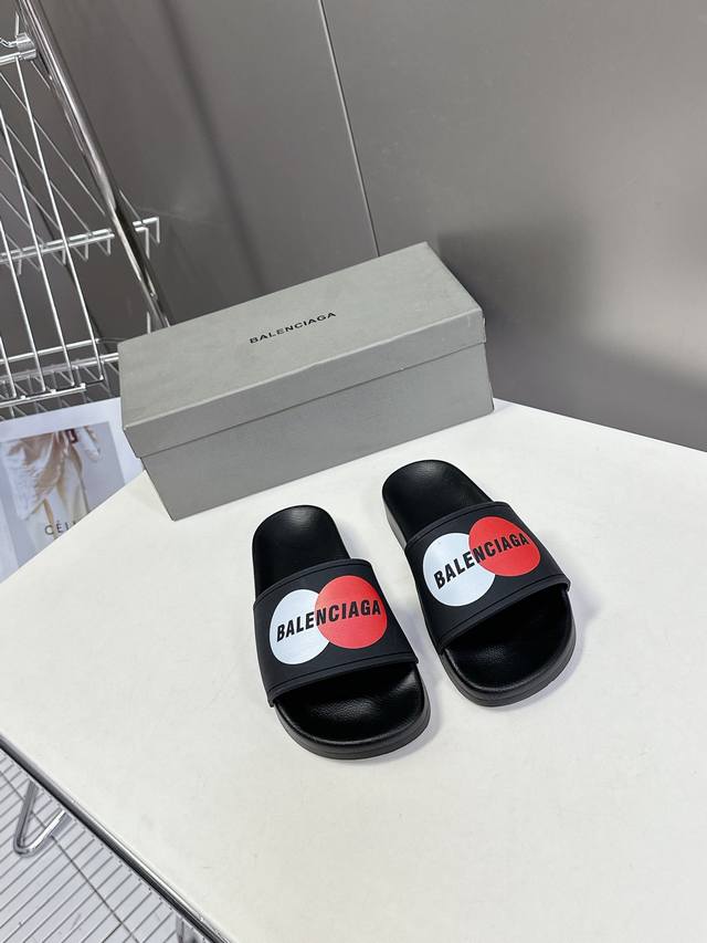 Balenciaga巴黎世家春夏最新情侣款拖鞋 鞋面胶片打印工艺 各种品牌元素 时装博主与欧美明星大爱款 夏天必备款 时尚却不过分张扬 羊皮内里 特别的柔软、亲