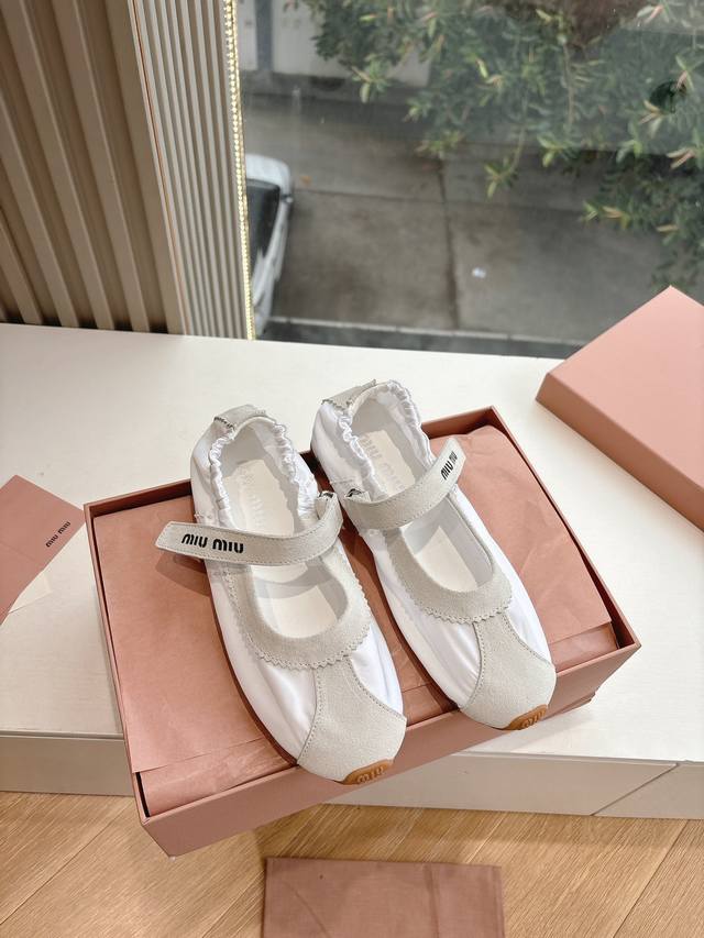 G021现货供应所见即所得 升级原版开模 正确版Miumiu 缪缪 25Ss 春夏新款 饼干鞋 阿甘鞋休闲运动鞋Miumiu最新爆款玛丽珍魔术贴单鞋前卫大胆的设