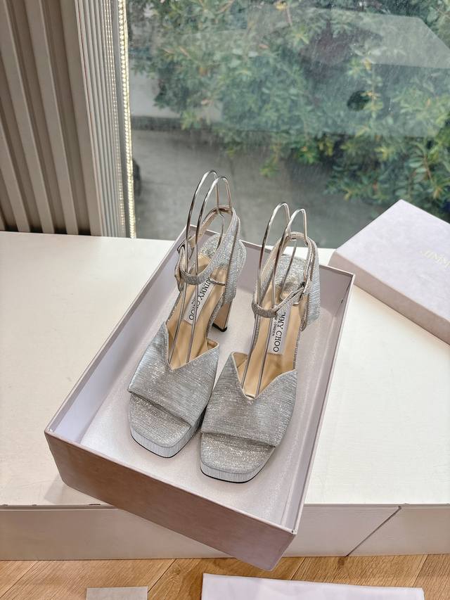 G277所见即所得Jimmycho*吉米周25S早春爆品 顶版 防水台珍珠高跟鞋婚鞋 这也太仙了叭，像艺术品一样美到窒息的很生动形象，很温柔很仙女，仿佛能闻到花
