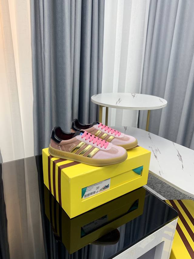 冲量价: 男+10顶级版本 全新升级对版 Adidas X Gucci联名款运动鞋 情侣款休闲板鞋 爆款 融汇两个品牌丰富且历史悠久的典藏元素，联名系列在三根线
