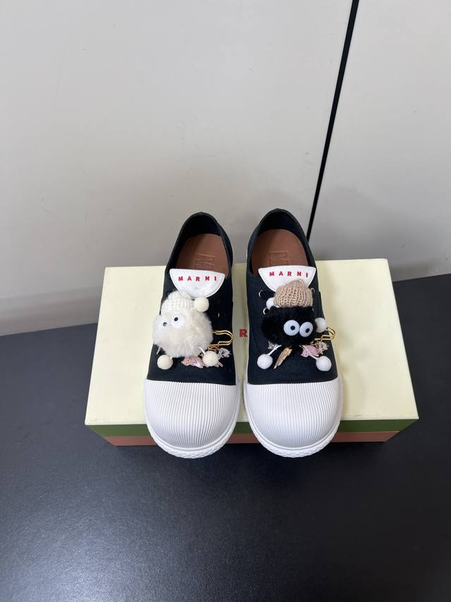 女款 男款 Marni 25Ss 新款情侣款大头鞋 太萌了 Marni 2025春夏新品的Cotton Wave男女同款大头鞋，延续了品牌一贯的简约与时尚风格。