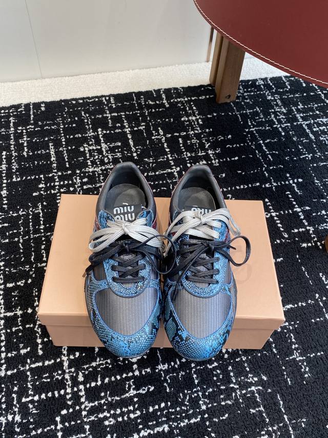 代购级 Miu Miu 25Ss 春夏新款走秀Miumiu 玛丽珍款德训 休闲鞋 秀场工艺来自Miu Miu系列的细节特写 新季的潮流要素一 与此刻挚爱的概念，