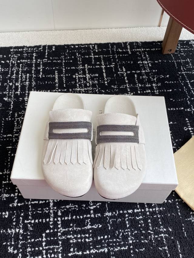 代购级 Brunello Cucinelli 新款勃肯拖鞋，春夏新款！ 想穿博肯！又不喜欢那个牌子的来！珠链设计一眼Bc！不烂大街！好穿好搭！时髦有型！ Bc很