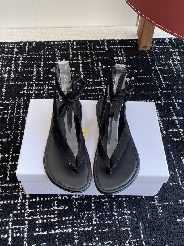 东莞代购级 The Row 25Ss 沙滩 人字凉鞋第一眼看到这个鞋子给人感觉很简单不起眼 其实上脚很好看，主要也好穿，整个鞋子非常柔软不磨脚 脚感非常好，软绵