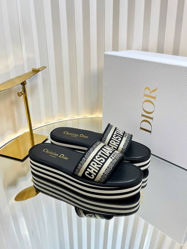 迪奥 Dior 2025 春夏新款 Ivieta Dway 果冻色平底一字拖拼色女鞋 Cd字母Logo立体刺绣厚底圆头露趾拖鞋 原版开发市面顶级版本 材质:鞋面