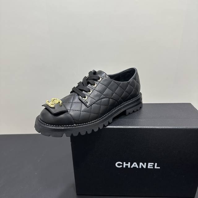 Chanel Chanel小香25K新品厚底单鞋 原版1:1复刻 经典中的经典 无论搭配裤装还是裙装都是完美 小圆头的设计很好的修饰脚型 小仙女们必备！ 鞋面采