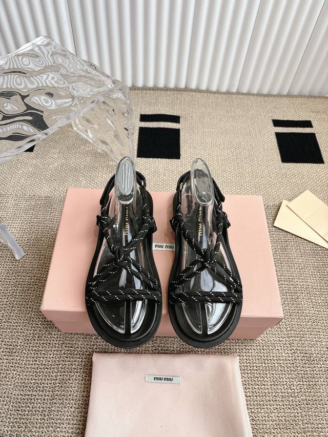 Miumiu*缪缪 25夏季新品，全球最火凉鞋， 出现在各大时装杂志封面 各路明星、小红书博主着用～搭配长裙 鞋面：牛皮 绳子 内里：羊皮内里 码数：35-41