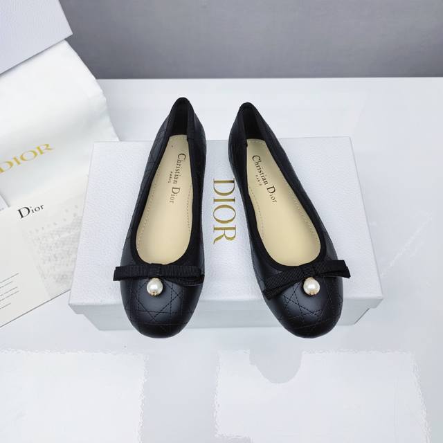 Dior2025款单鞋 通勤党的 足尖高定 来了！ 这双单鞋把职场优雅穿出开挂模式 进口小羊皮+意大利真皮大底 8小时久站脚底依然在度假 三色解锁万能穿搭， 配