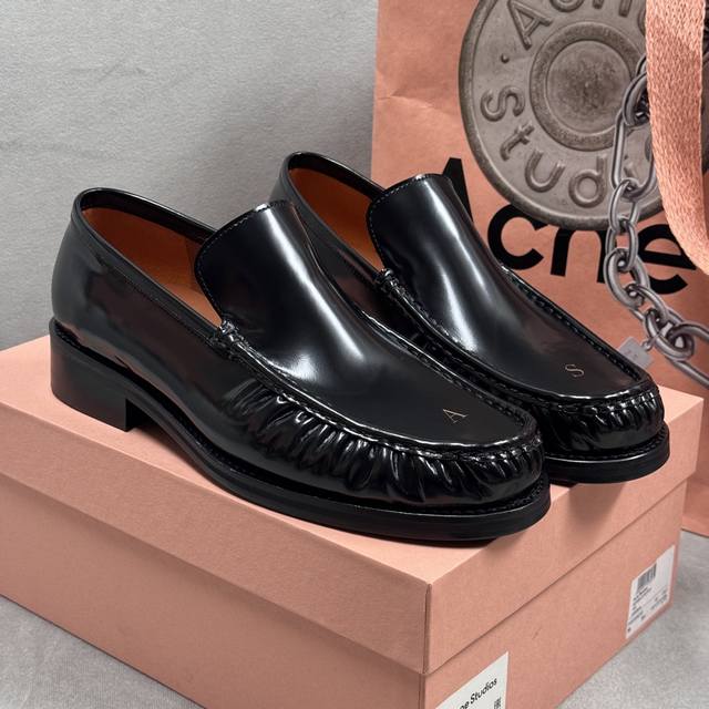 acne Studios 顶版男款乐福鞋 24S最新烫金Aslogo的Loafer简直是美到心巴上了 受众多博主青睐，搭配度超高的一双乐福鞋，有种很克制的复古感