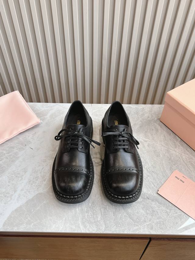 出厂 顶级版本 Miu Miu 25Ss 缪缪春夏新款 方圆头 乐福鞋乐福鞋搭配制服，风行美国校园。学生为抗议校内着制服的规定，便将一枚硬币嵌入鞋身皮革饰带的凹