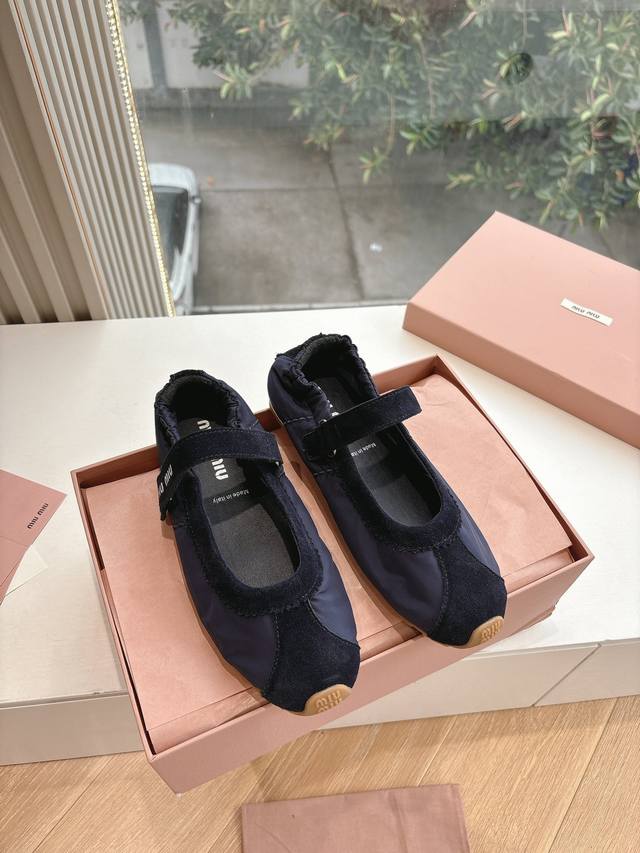 出厂 顶级版本 Miumiu 缪缪 25Ss 春夏新款 饼干鞋 阿甘鞋休闲运动鞋Miumiu最新爆款玛丽珍魔术贴单鞋前卫大胆的设计，Miu Miu风格融于此款厚