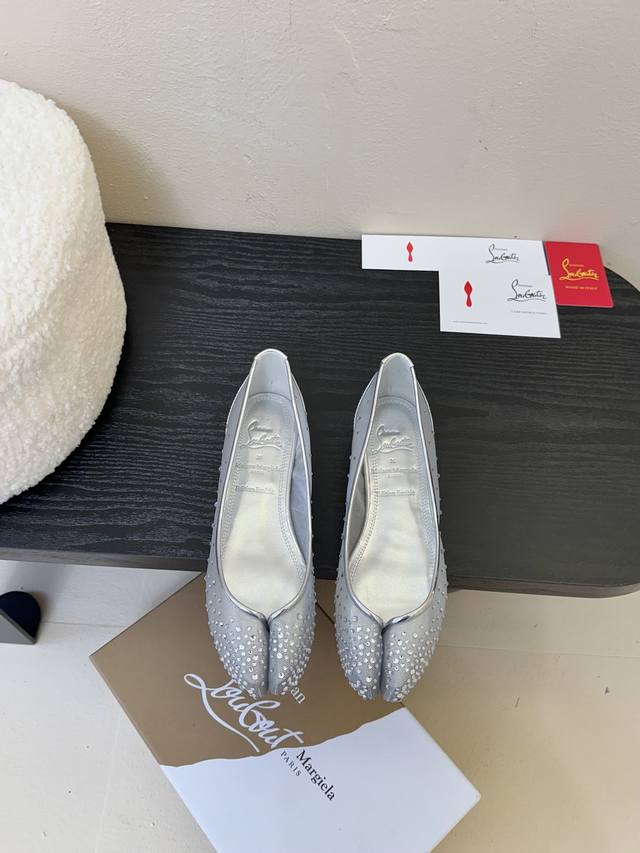 Cl X Maison Margiel* 25Ss分趾平底单鞋 Maison Margiela 与 Christian Louboutin 推出首个联名鞋履系列
