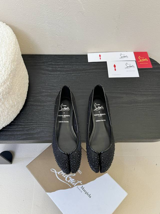 Cl X Maison Margiel* 25Ss分趾平底单鞋 Maison Margiela 与 Christian Louboutin 推出首个联名鞋履系列