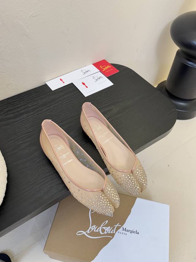 Cl X Maison Margiel* 25Ss分趾平底单鞋 Maison Margiela 与 Christian Louboutin 推出首个联名鞋履系列