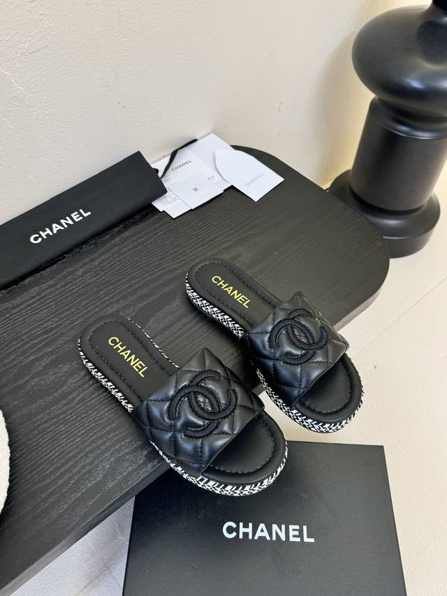 香奈儿Chanel早春新款双C刺绣平底一字拖鞋 原版开模1:1倾力打造，小红书力推款，怎么搭配都好看，时髦精必备，香奈儿女士钟爱简约又难以抗拒系 鞋面：羊皮 内