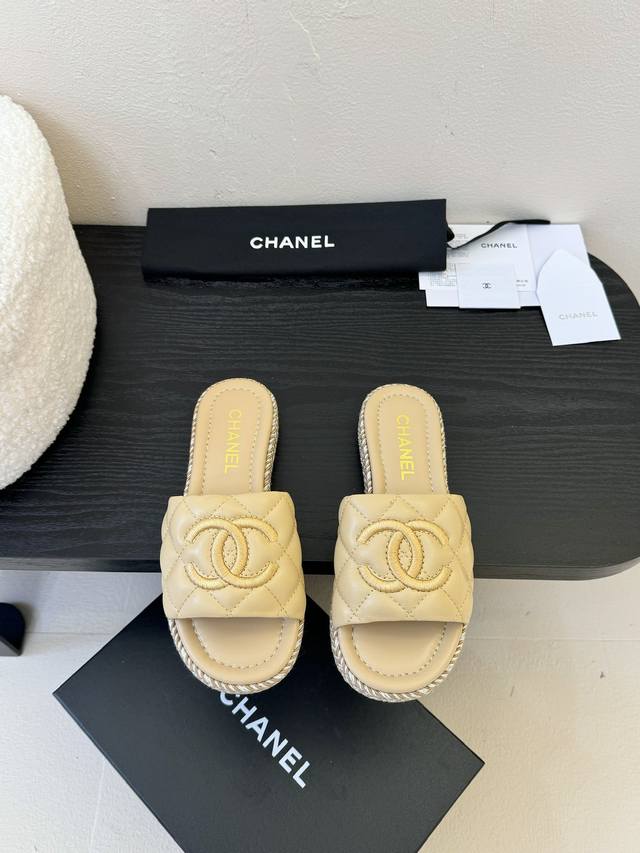 香奈儿Chanel早春新款双C刺绣平底一字拖鞋 原版开模1:1倾力打造，小红书力推款，怎么搭配都好看，时髦精必备，香奈儿女士钟爱简约又难以抗拒系 鞋面：羊皮 内