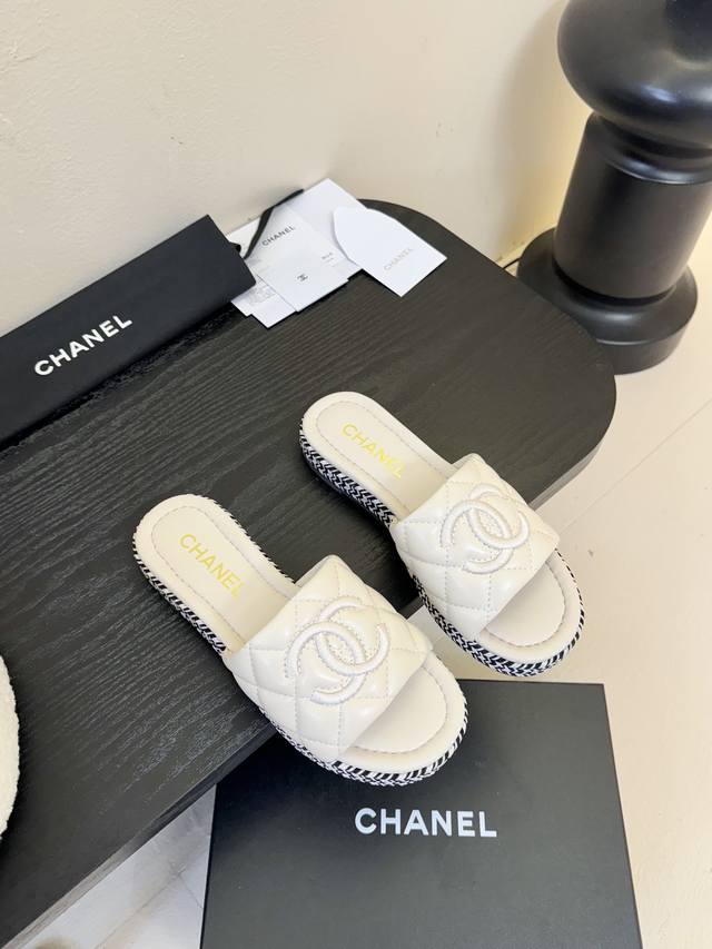 香奈儿Chanel早春新款双C刺绣平底一字拖鞋 原版开模1:1倾力打造，小红书力推款，怎么搭配都好看，时髦精必备，香奈儿女士钟爱简约又难以抗拒系 鞋面：羊皮 内