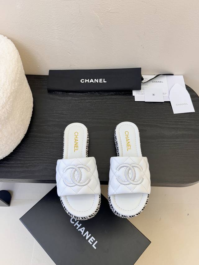 香奈儿Chanel早春新款双C刺绣平底一字拖鞋 原版开模1:1倾力打造，小红书力推款，怎么搭配都好看，时髦精必备，香奈儿女士钟爱简约又难以抗拒系 鞋面：羊皮 内