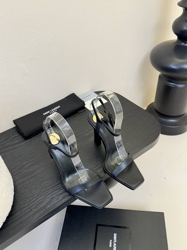 独家爆品 Saint Lauren* 高跟鞋凉鞋 依日延续以往的高级和优雅Ysl 小金条鞋跟真的太好看啦！ Saint Laurent 方形尖头露跟高跟鞋 小金