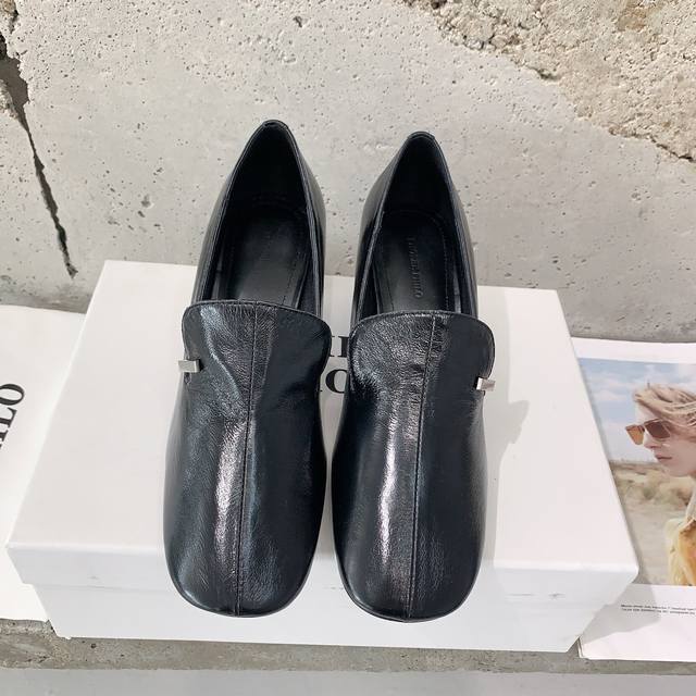 Phoebe Philo2025早春新款高跟鞋简单的线条和低调的色彩，简约硬朗大女主风时尚通勤两不误对版油蜡皮牛皮面料，羊皮内里，意大利进口真皮大底，码数：35