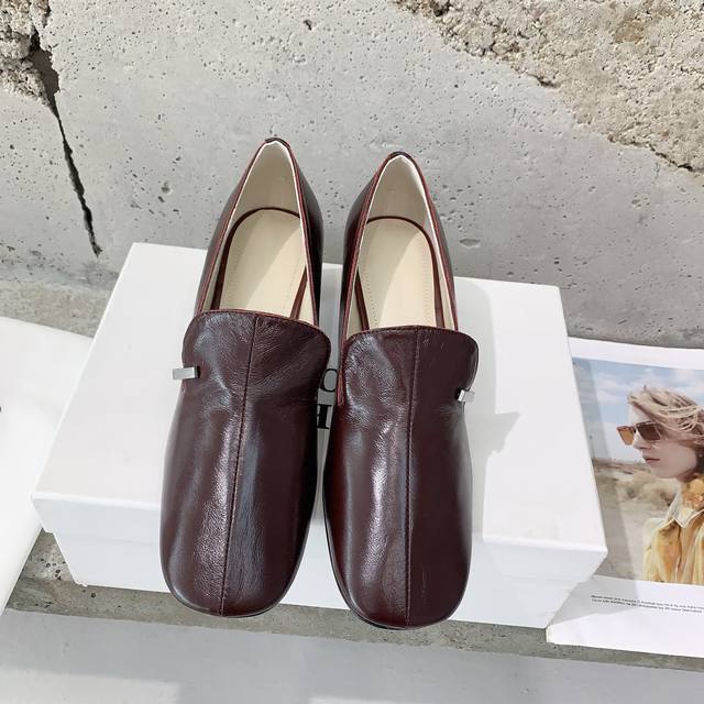 Phoebe Philo2025早春新款高跟鞋简单的线条和低调的色彩，简约硬朗大女主风时尚通勤两不误对版油蜡皮牛皮面料，羊皮内里，意大利进口真皮大底，码数：35