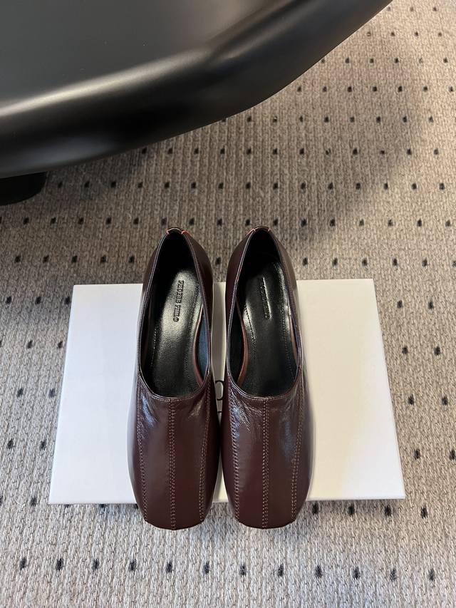 Phoebe Philo25Ss矮跟简约单鞋 果然还是帅的 简约女王大女人风 简单的线条和低调的色彩 温柔硬朗的大女人风 时尚通勤两不误 这双鞋子的特点是鞋头的
