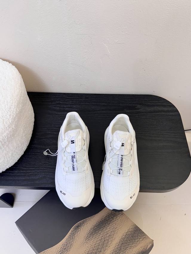 Salomon Xt Whisper 萨洛蒙户外 休闲 运动鞋 原版购入开发 做货 全新演绎的专注于其空气动力学的外观上，标志性白色与奶油色带来都市风格。 另一
