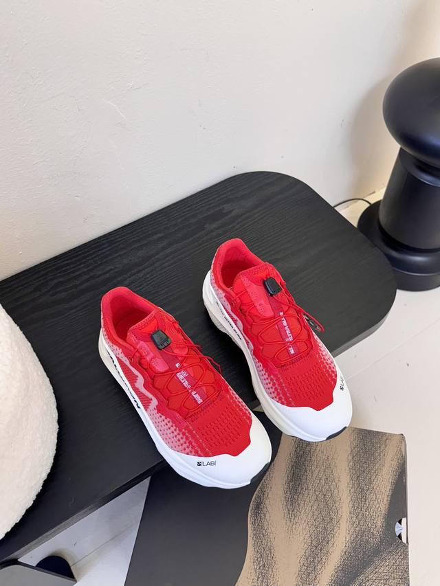 Salomon Xt Whisper 萨洛蒙户外 休闲 运动鞋 原版购入开发 做货 全新演绎的专注于其空气动力学的外观上，标志性白色与奶油色带来都市风格。 另一