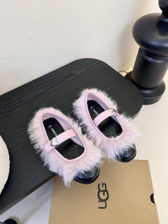Ugg2025春夏最新走秀款玛丽珍休闲鞋 国内外博主刷爆的一款，小红书种草系列，复古又时髦上脚美炸了 简约的运动板鞋设计，极具辨识度的鞋舌，打造佛系甜美的休闲风
