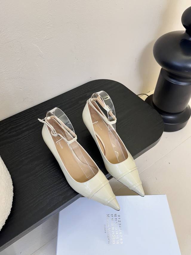 Maisom Margiela Mm6马吉拉经典单鞋 这双热度超高的单品 必须人手一双入手了 不能错过的单品 炸裂了 独家原版购入开发 不能错过的一款 鞋面：进