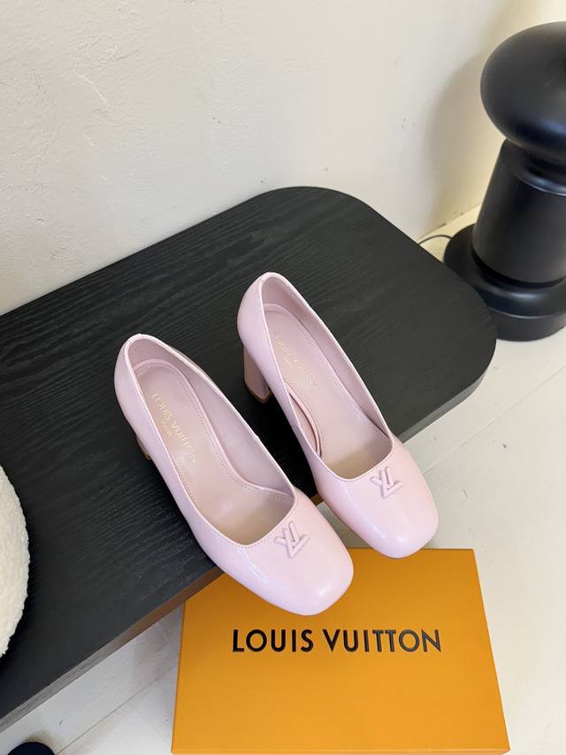 Louis Vuitton Lv Swing 高跟鞋最火最新金属跟玛丽珍后空粗跟凉鞋字母标高跟单鞋 原版开模V型金属跟！ 鞋面：小牛皮 牛漆皮 内里垫脚：羊皮