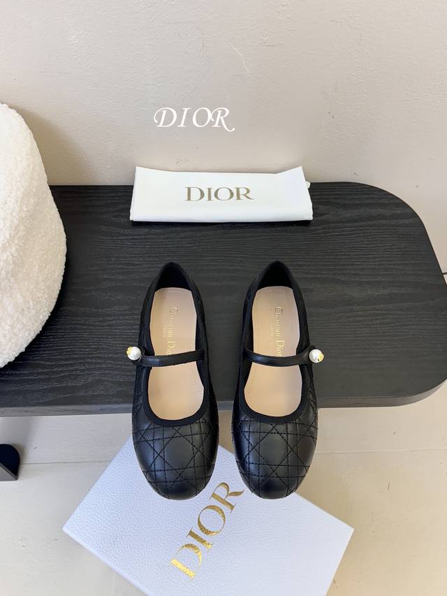 Dio* Cd家2025早春珍珠玛丽珍鞋 优雅 气质 经典 大气 太多名词可形容这个鞋 迪奥还是迪奥 简直就是Lady公主 可甜可咸 精致简约，微微方头搭配圆跟