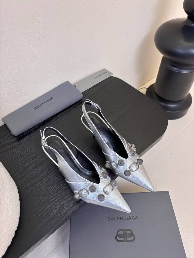 Balenciaga* 2025春夏新款朋克风高跟凉鞋尖头小高跟时髦有型，十足的潮流范儿对版高订牛皮面料，羊皮内里，意大利进口真皮大底，跟高：8.5Cm，尺码：