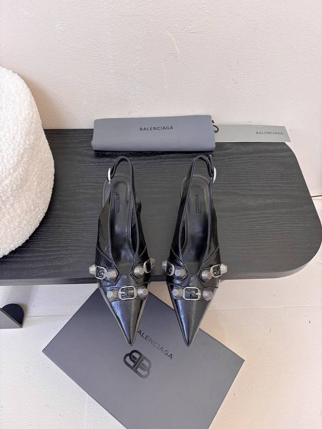 Balenciaga* 2025春夏新款朋克风高跟凉鞋尖头小高跟时髦有型，十足的潮流范儿对版高订牛皮面料，羊皮内里，意大利进口真皮大底，跟高：8.5Cm，尺码：